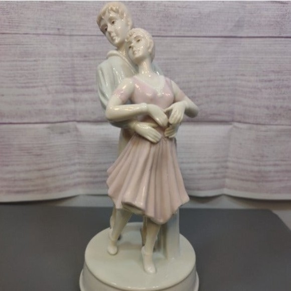 Arnart Imports Porcelain Dancing Couple Figurine Musical 1986 RARE - Picture 1 of 5